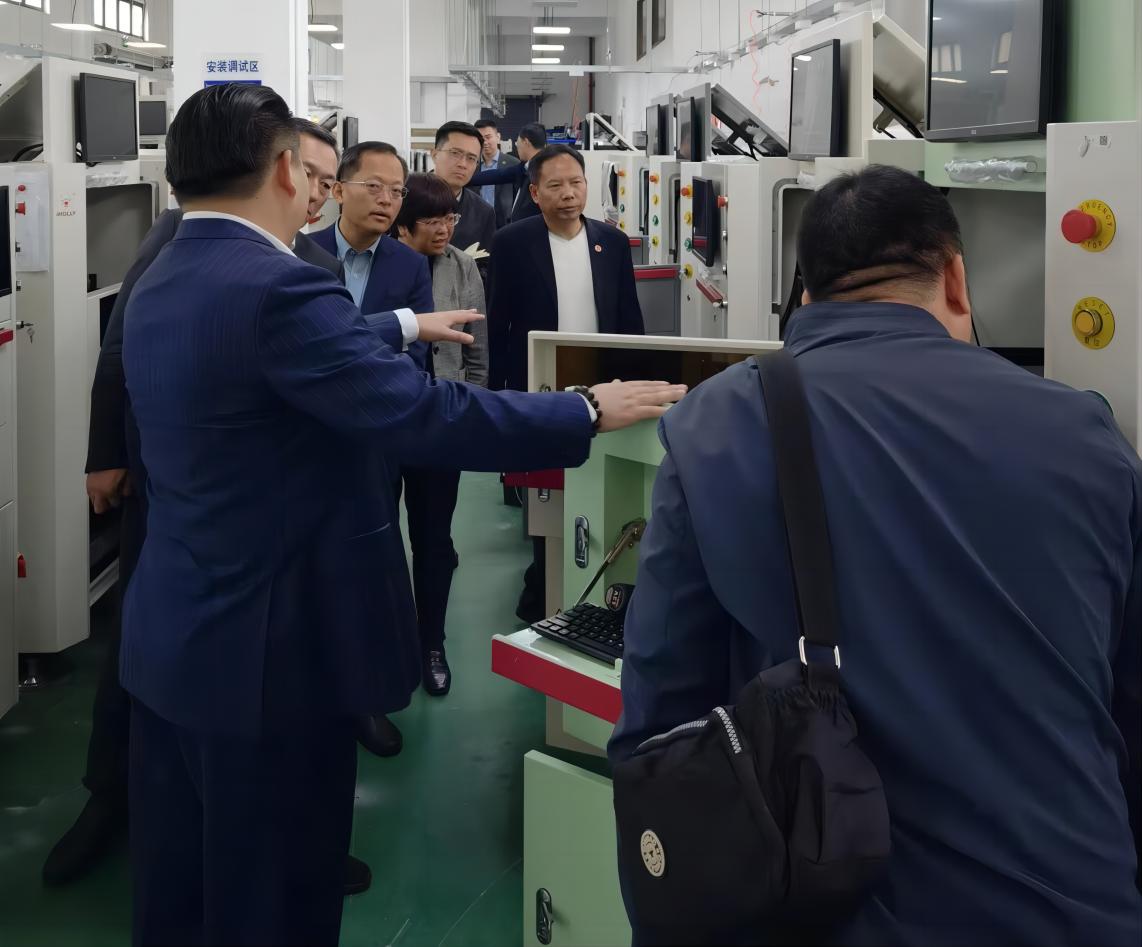 青島城陽(yáng)區領(lǐng)導及山大校友參訪(fǎng)赫立交流指導工作(圖1) 青島城陽(yáng)區領(lǐng)導及山大校友參訪(fǎng)赫立交流指導工作(圖1)